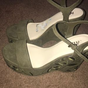 Green embroidered wedges